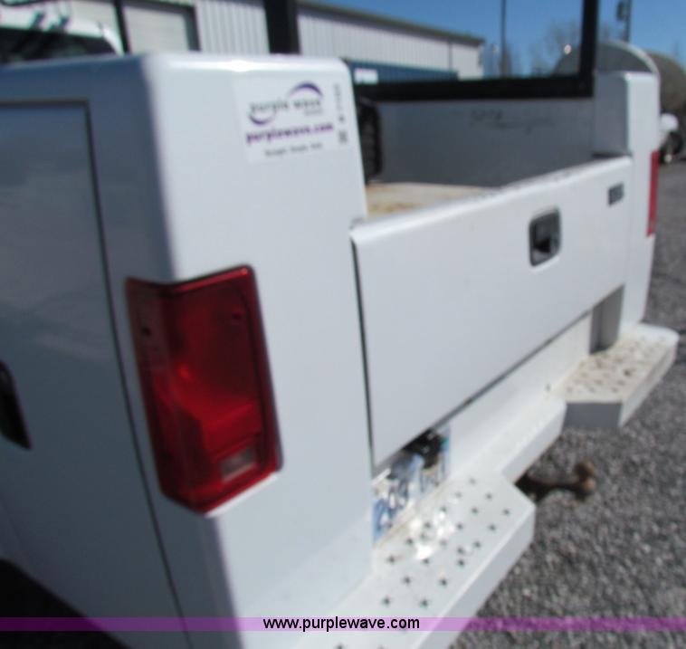 image for item B7153 2006 Chevrolet 2500HD pickup truck with utility bed