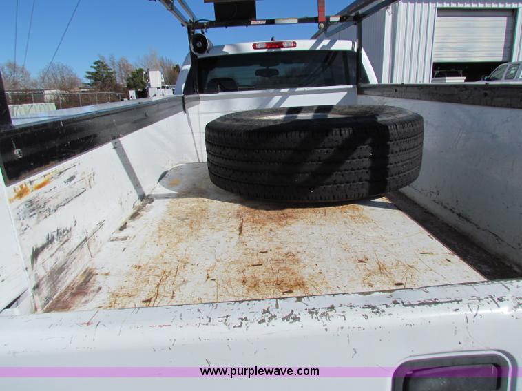 image for item B7153 2006 Chevrolet 2500HD pickup truck with utility bed