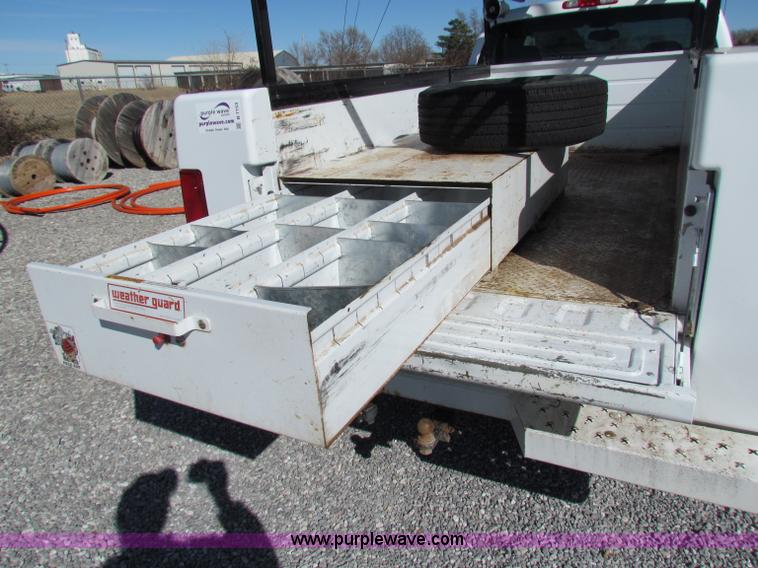 image for item B7153 2006 Chevrolet 2500HD pickup truck with utility bed