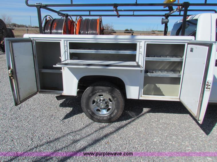 image for item B7153 2006 Chevrolet 2500HD pickup truck with utility bed