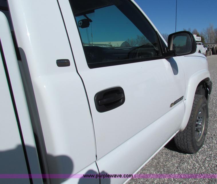 image for item B7153 2006 Chevrolet 2500HD pickup truck with utility bed