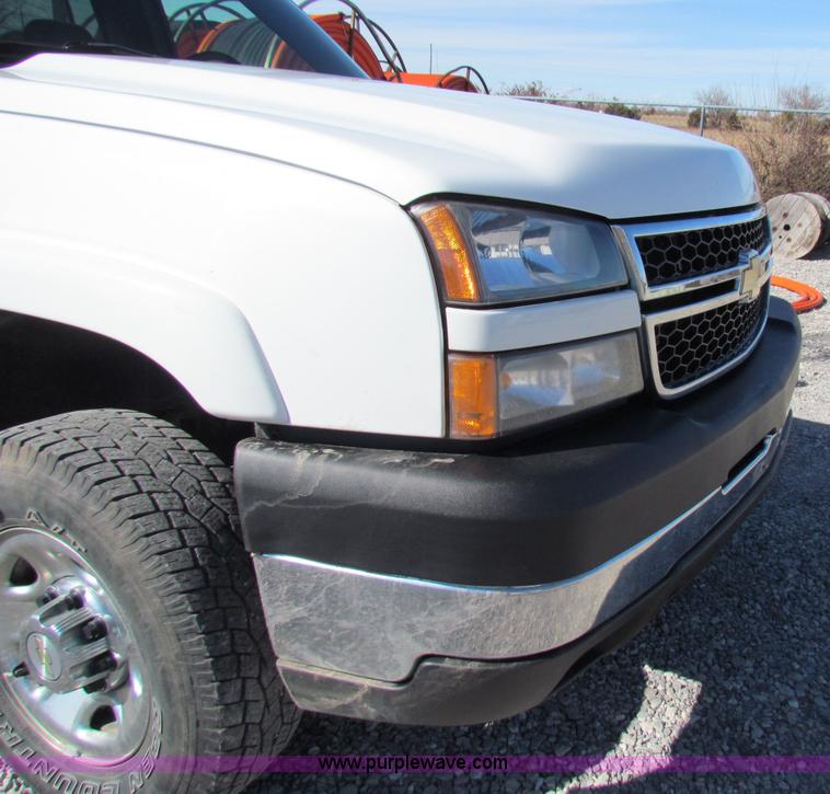 image for item B7153 2006 Chevrolet 2500HD pickup truck with utility bed