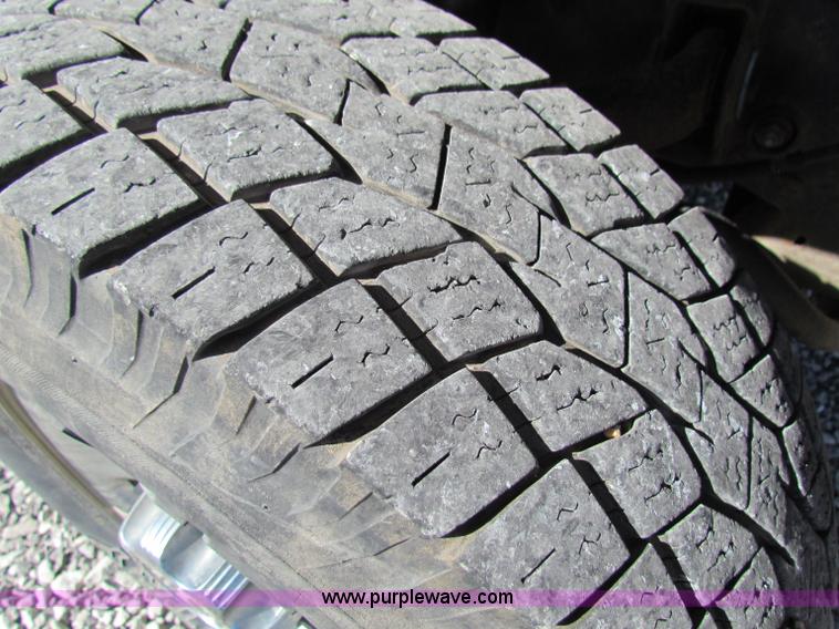 image for item B7153 2006 Chevrolet 2500HD pickup truck with utility bed