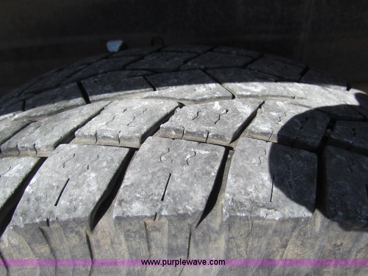 image for item B7153 2006 Chevrolet 2500HD pickup truck with utility bed