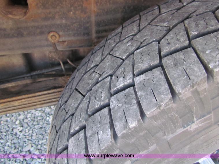 image for item B7153 2006 Chevrolet 2500HD pickup truck with utility bed