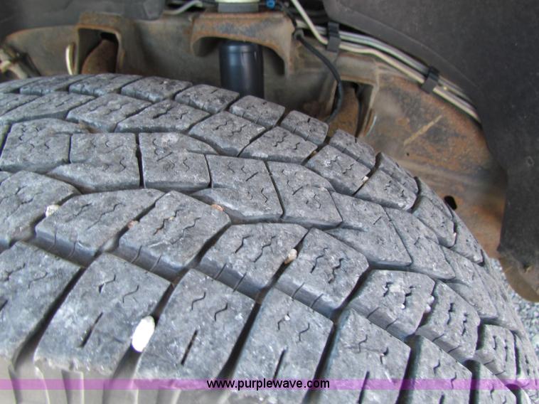 image for item B7153 2006 Chevrolet 2500HD pickup truck with utility bed