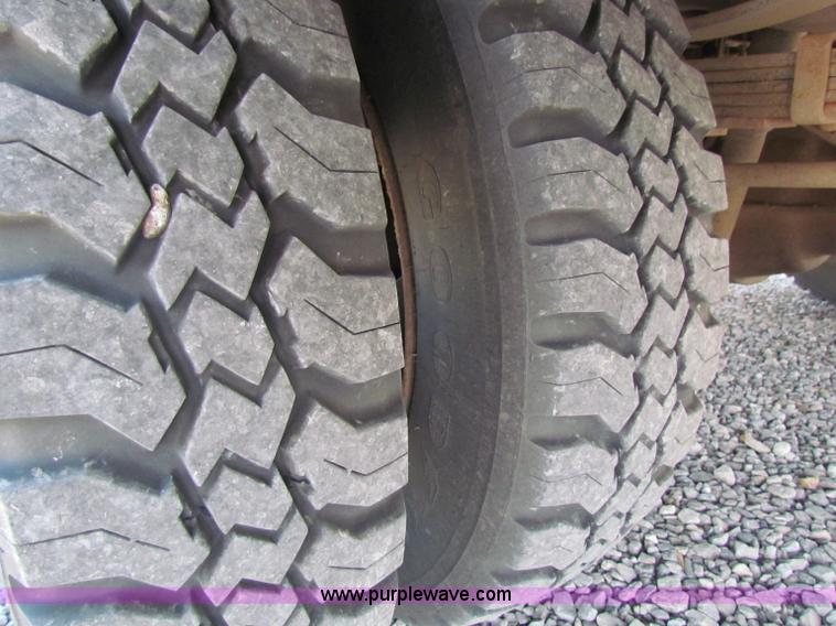 image for item B7154 1999 Ford F450 XL Super Duty utility truck