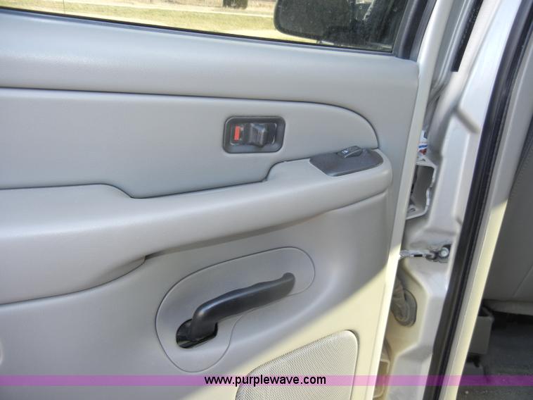 image for item C4211 2004 Chevrolet Tahoe 1500 LT SUV