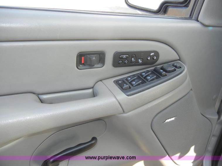 image for item C4211 2004 Chevrolet Tahoe 1500 LT SUV