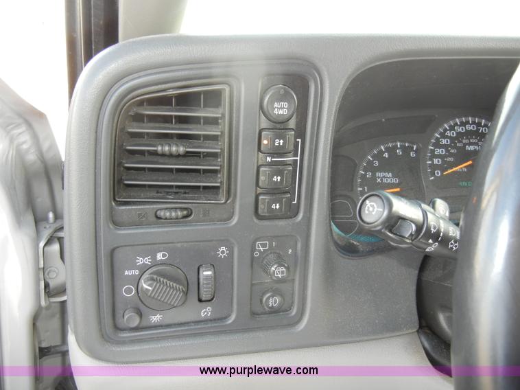 image for item C4211 2004 Chevrolet Tahoe 1500 LT SUV