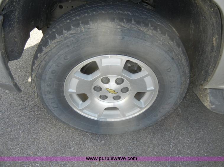 image for item C4211 2004 Chevrolet Tahoe 1500 LT SUV