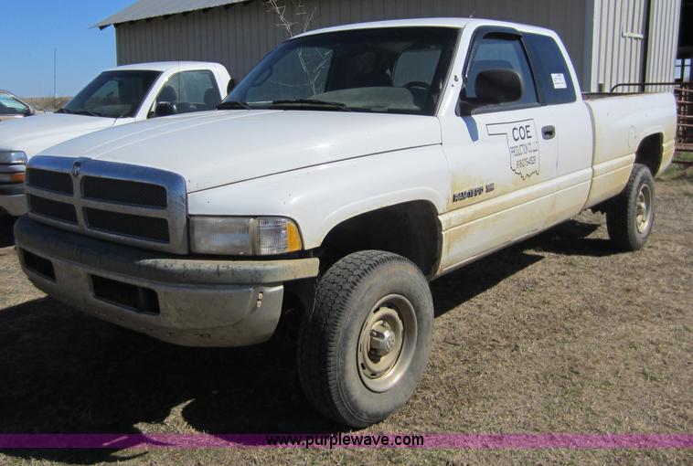 image for item C5353 1999 Dodge Ram 1500 club cab pickup truck
