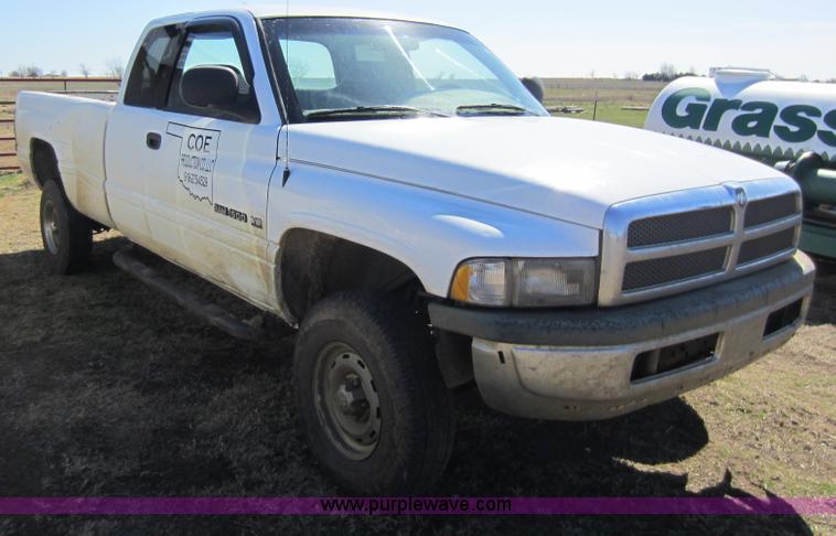 image for item C5353 1999 Dodge Ram 1500 club cab pickup truck