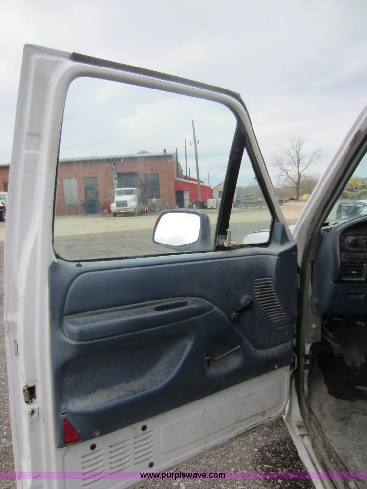 image for item C5374 1996 Ford F150 XL SuperCab pickup truck