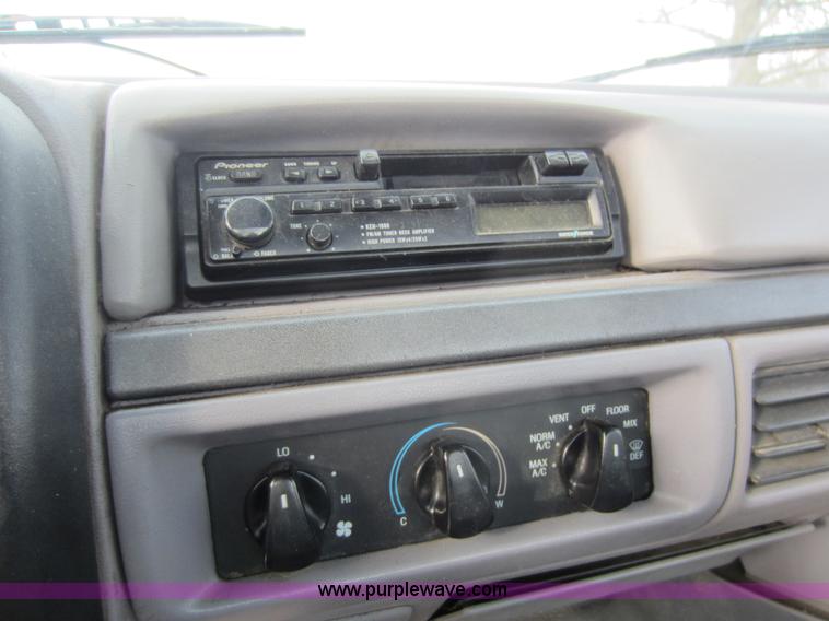 image for item C5386 1995 Ford F150 XL pickup truck