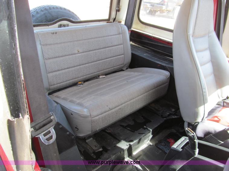 image for item D3061 1995 Jeep Wrangler hard top SUV