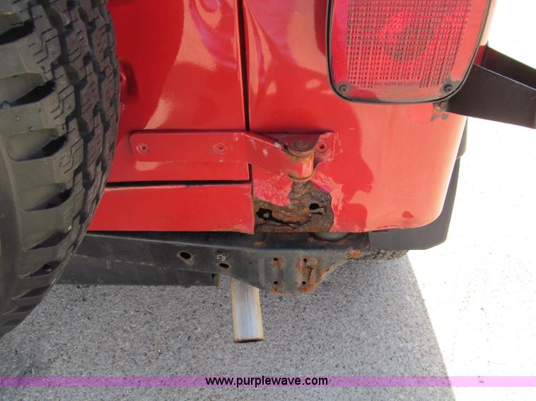 image for item D3061 1995 Jeep Wrangler hard top SUV