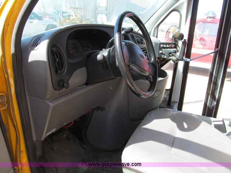 image for item D3083 1999 Ford E350 Super Duty school bus