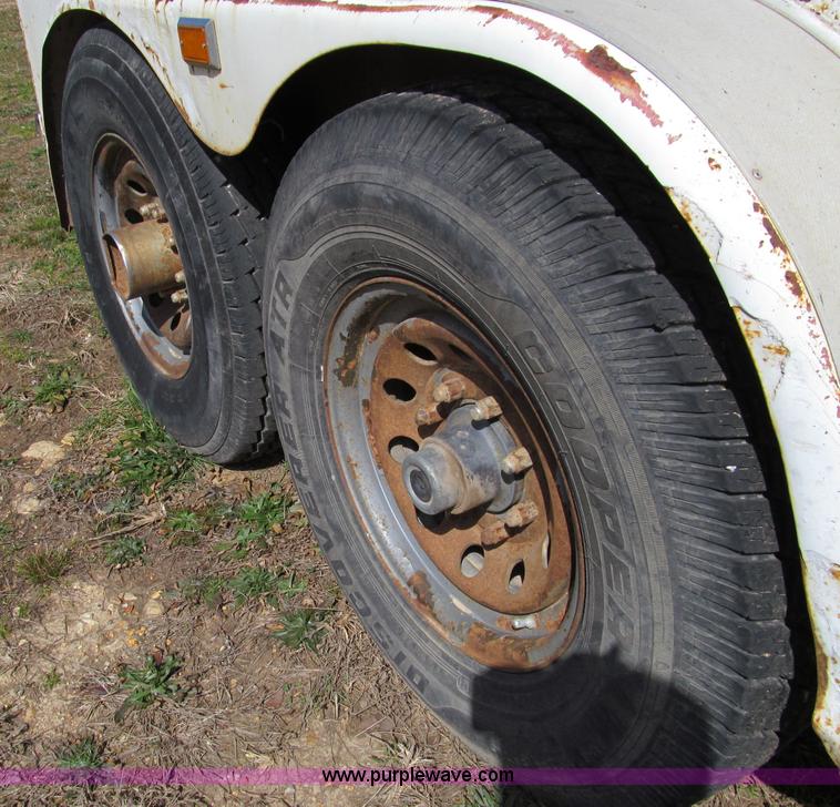 image for item D3097 1998 Titan gooseneck horse trailer