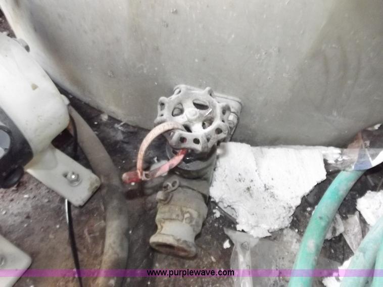 image for item D3534 550 gallon vertical plastic water tank