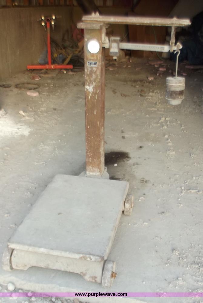 image for item D3568 1,000lbs counter weight scale