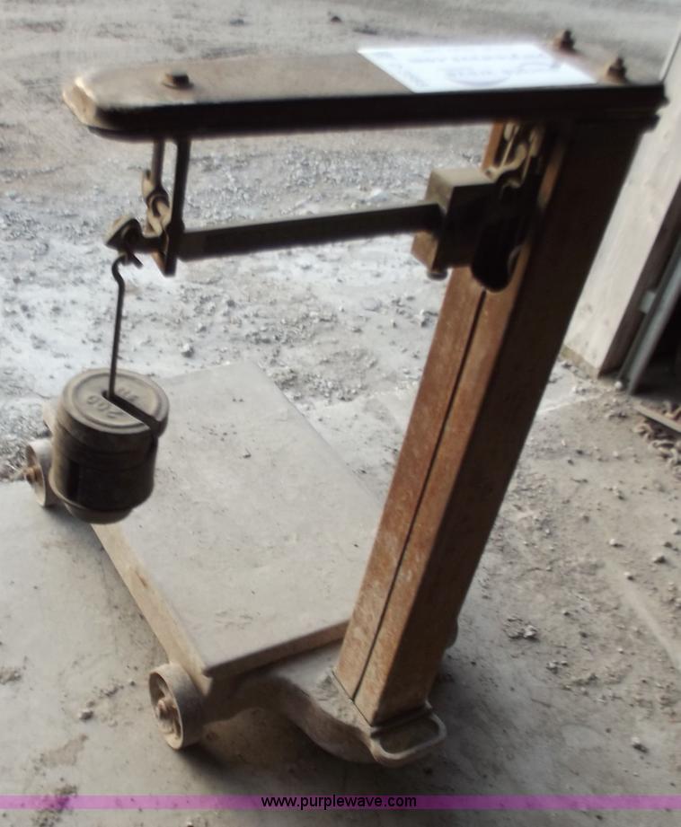 image for item D3568 1,000lbs counter weight scale