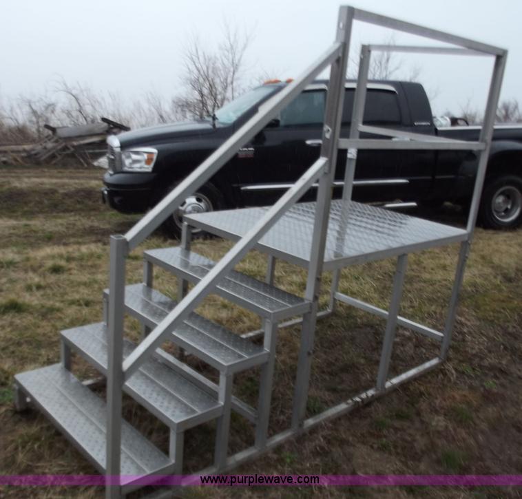 Aluminum job trailer steps in Odessa, MO Item D3600 sold Purple Wave