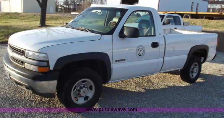 image for item D3625 2001 Chevrolet Silverado C2500 pickup truck