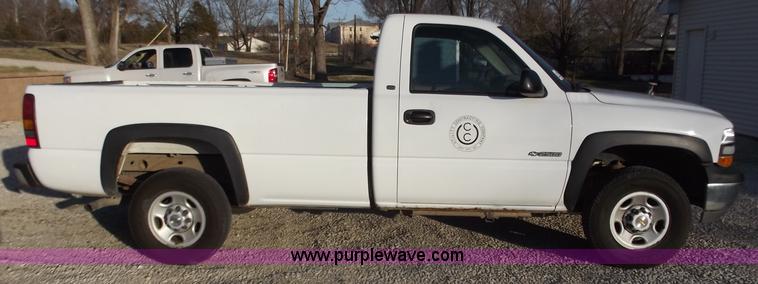 image for item D3625 2001 Chevrolet Silverado C2500 pickup truck