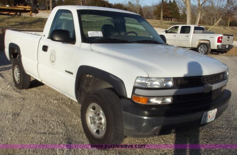 image for item D3625 2001 Chevrolet Silverado C2500 pickup truck