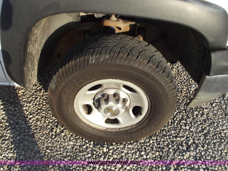 image for item D3625 2001 Chevrolet Silverado C2500 pickup truck