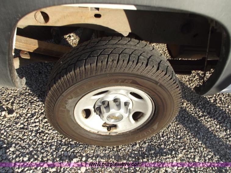 image for item D3625 2001 Chevrolet Silverado C2500 pickup truck