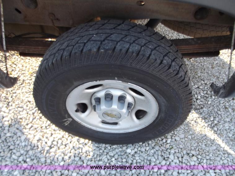 image for item D3625 2001 Chevrolet Silverado C2500 pickup truck