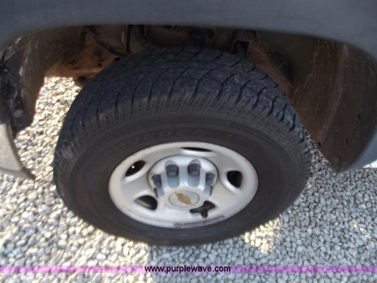 image for item D3625 2001 Chevrolet Silverado C2500 pickup truck