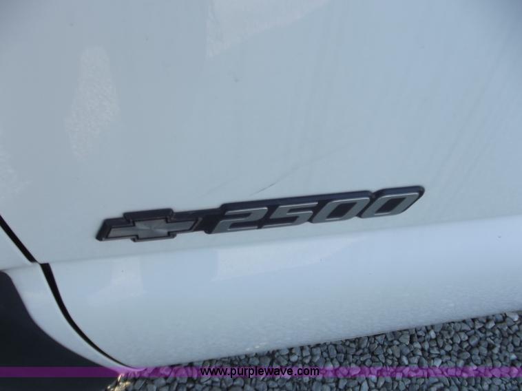 image for item D3625 2001 Chevrolet Silverado C2500 pickup truck