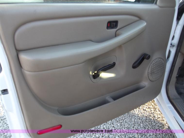 image for item D3625 2001 Chevrolet Silverado C2500 pickup truck