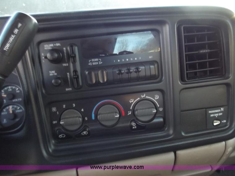 image for item D3625 2001 Chevrolet Silverado C2500 pickup truck