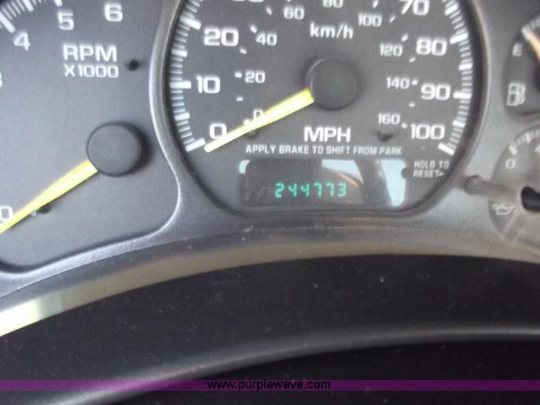 image for item D3625 2001 Chevrolet Silverado C2500 pickup truck