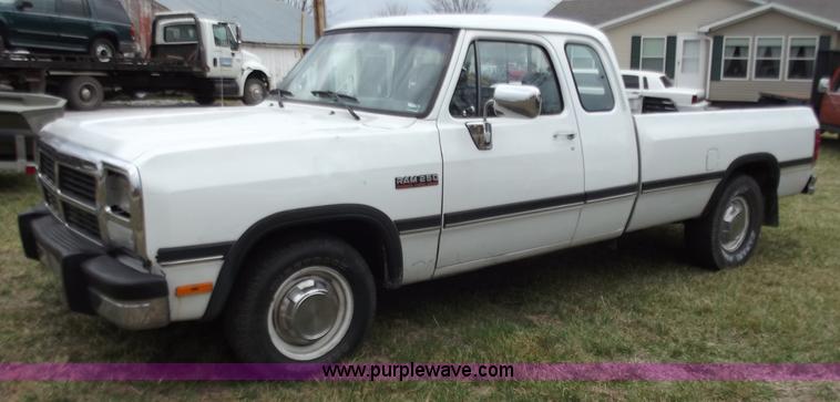 image for item D3655 1993 Dodge D250 club cab pickup truck