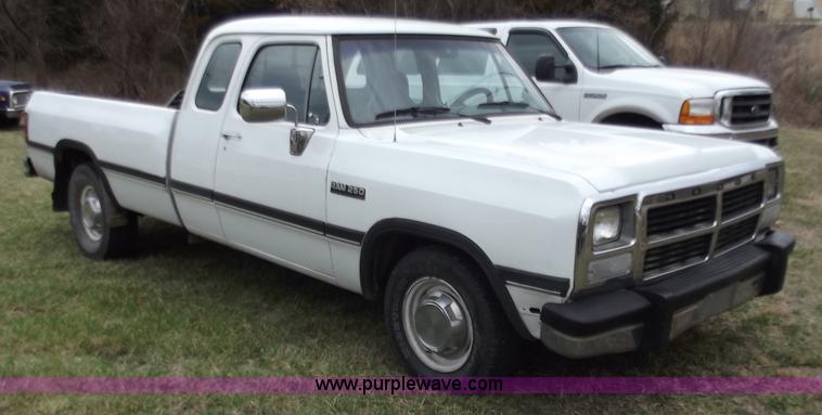 image for item D3655 1993 Dodge D250 club cab pickup truck
