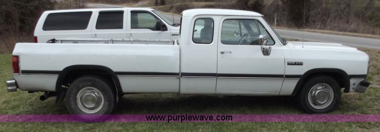image for item D3655 1993 Dodge D250 club cab pickup truck