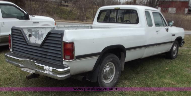 image for item D3655 1993 Dodge D250 club cab pickup truck