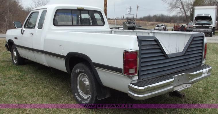 image for item D3655 1993 Dodge D250 club cab pickup truck