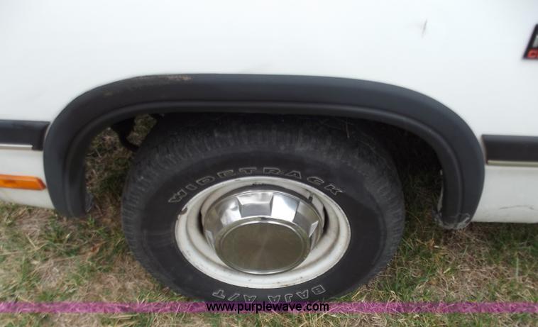 image for item D3655 1993 Dodge D250 club cab pickup truck