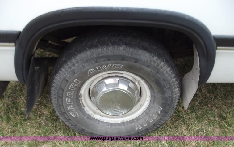 image for item D3655 1993 Dodge D250 club cab pickup truck