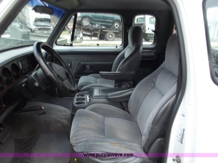 image for item D3655 1993 Dodge D250 club cab pickup truck