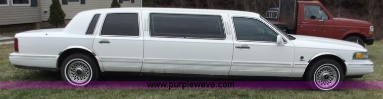 image for item D3656 1997 Lincoln Town Car Executive limousine