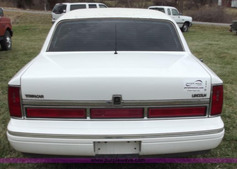 image for item D3656 1997 Lincoln Town Car Executive limousine