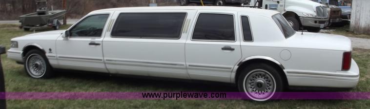 image for item D3656 1997 Lincoln Town Car Executive limousine