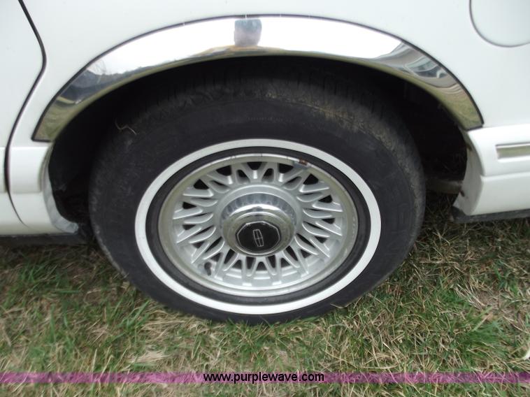 image for item D3656 1997 Lincoln Town Car Executive limousine